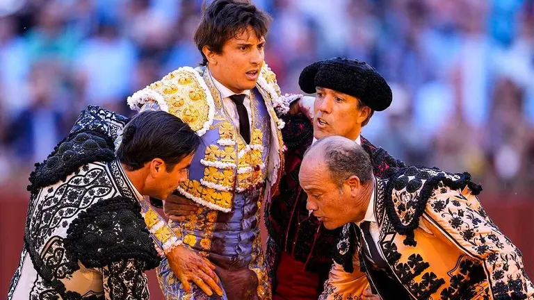 El torero Roca Rey es cogido por el quinto todo de la tarde en la decimotercera del abono taurino
Joaqu&iacute;n Corchero / Europa Press