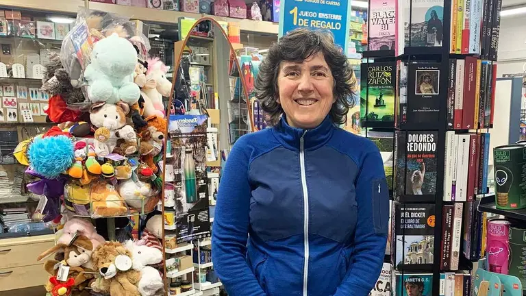 Olga Mart&iacute;nez Gil en su tienda de regalos en Burlada. Navarra.com