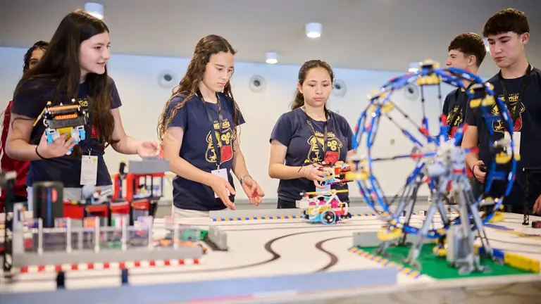 Feria de ciencia y tecnolog&iacute;a joven con la participaci&oacute;n de 227 estudiantes distribuidos en 51 proyectos, procedentes de 15 centros educativos de toda la Comunidad Foral. PABLO LASAOSA