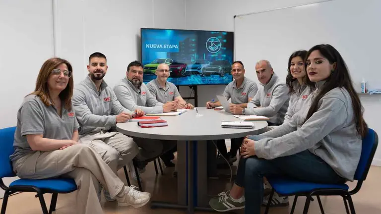 De izquierda a derecha: M&ordf; Jose Labiano, Mikel Araiz, Javier Fajardo, Basilio Mart&iacute;n, C&eacute;sar Bonel, Alfredo Morales, Andrea Alfaro, Erika Mart&iacute;nez; miembros de la secci&oacute;n sindical de UGT en Volkswagen Navarra. CEDIDA