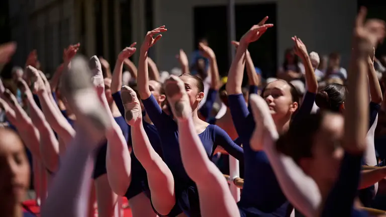 El alumnado de las escuelas que componen la Asociaci&oacute;n Haizea de Navarra realiza una serie de exhibiciones de distintos estilos y niveles para celebrar el D&iacute;a Internacional de la Danza. PABLO LASAOSA