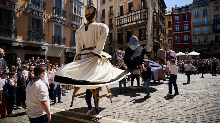 El alcalde de Pamplona, Joseba Asiron, junto a miembros de la Corporaci&oacute;n municipal, recibe a los mayordomos y mayordomas del barrio de Txantrea. PABLO LASAOSA