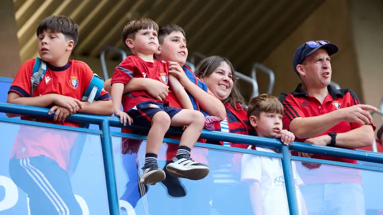 La grada del estadio de El Sadar durante el partido de La Liga EA Sports entre CA Osasuna y Sevilla FC disputado en Pamplona. I&Ntilde;IGO ALZUGARAY