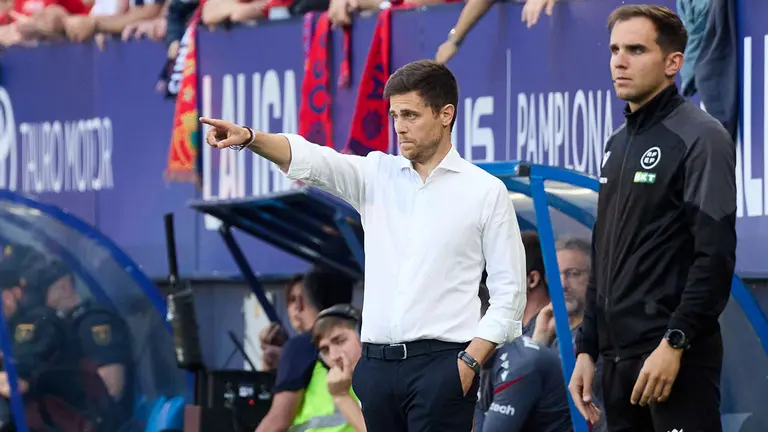 Alessio Lisci (entrenador CA Osasuna) durante el partido de La Liga EA Sports entre CA Osasuna y Sevilla FC disputado en el estadio de El Sadar en Pamplona. I&Ntilde;IGO ALZUGARAY