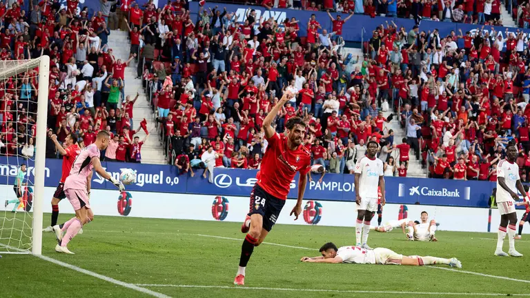 Los jugadores de Osasuna celebran el gol de Alejandro Catena (2-1) durante el partido de La Liga EA Sports entre CA Osasuna y Sevilla FC disputado en el estadio de El Sadar en Pamplona. I&Ntilde;IGO ALZUGARAY