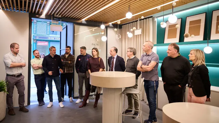 La Comisi&oacute;n de Presidencia del Ayuntamiento de Pamplona visita la Oficina de Turismo de la calle San Saturnino, donde desde principios de a&ntilde;o se est&aacute;n llevando a cabo unas obras de reforma de su espacio interior. PABLO LASAOSA