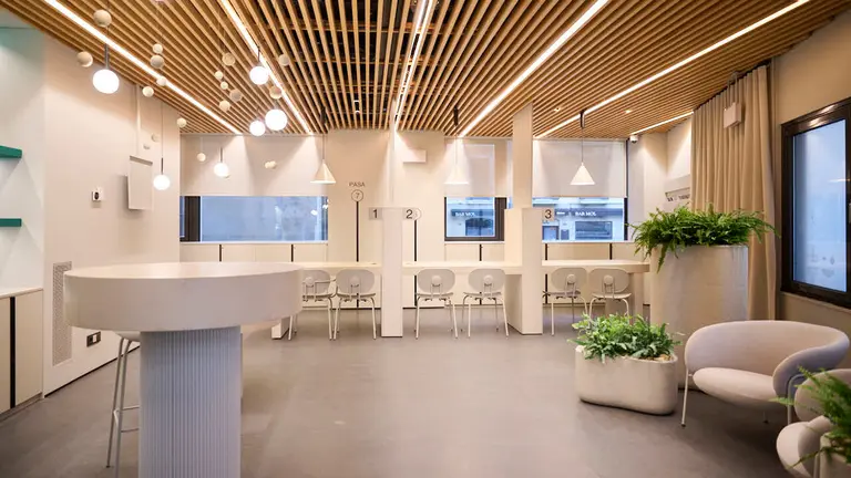 La Comisi&oacute;n de Presidencia del Ayuntamiento de Pamplona visita la Oficina de Turismo de la calle San Saturnino, donde desde principios de a&ntilde;o se est&aacute;n llevando a cabo unas obras de reforma de su espacio interior. PABLO LASAOSA