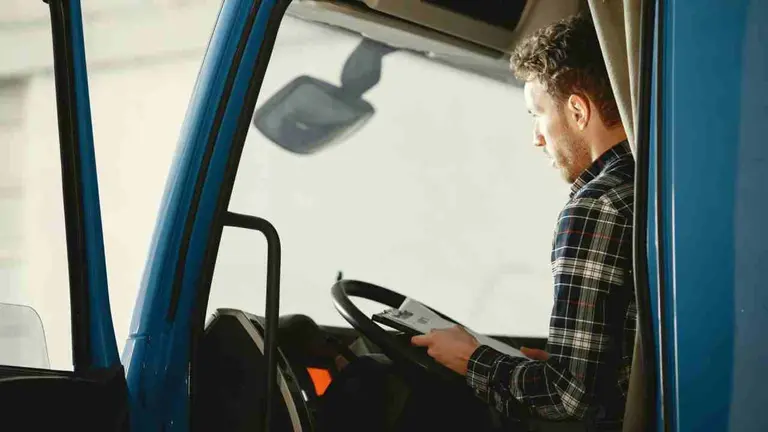 Imagen de un camionero al volante. GOBIERNO DE NAVARRA