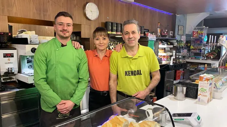 Una familia al frente del bar Kendall en Pamplona. Navarra.com
