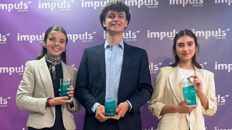 Aitana Sanz, Guillermo Santirso y Sara Segura, alumnos de Miravalles-El Red&iacute;n, tras la final nacional de TEDIS 2026 celebrada en San Cugat del Vall&egrave;s.