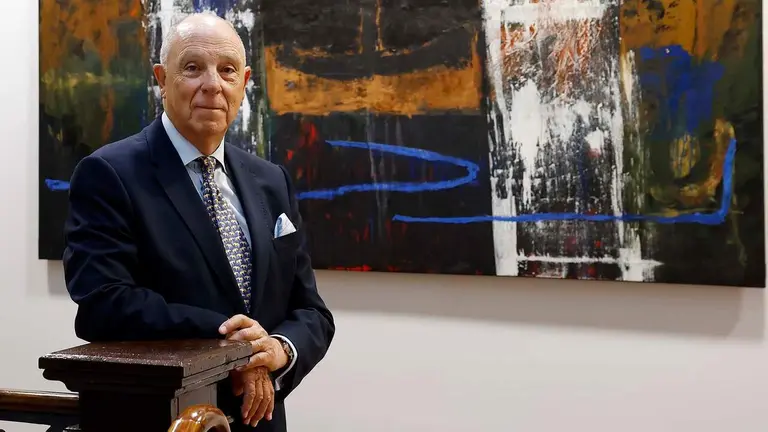 El presidente de la C&aacute;mara Navarra de Comercio, Industria y Servicios, Javier Taberna, recientemente reelegido para un cargo que desempe&ntilde;a desde 1991, ha pedido a los pol&iacute;ticos que "se sienten a hablar" y lleguen a acuerdos sobre temas como la fiscalidad o las grandes infraestructuras, especialmente la producci&oacute;n energ&eacute;tica y suministro el&eacute;ctrico. Taberna, natural de Pamplona y licenciado en Derecho por la Universidad de Navarra, ha hecho en una entrevista con EFE un repaso de la trayectoria de la C&aacute;mara desde aquel 1991 y ha subrayado: "Yo creo que tenemos un poco m&aacute;s de prestigio, incluso social. Eso se nota en los socios, que ya estamos pr&aacute;cticamente en 300, tambi&eacute;n de las empresas m&aacute;s importantes, lo cual significa que estamos en el buen camino". EFE/ Jes&uacute;s Diges