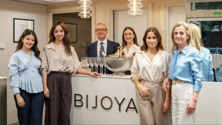 La familia Jord&aacute;n Sanz est&aacute; al frente de la joyer&iacute;a Bijoya en Pamplona. Cedida.