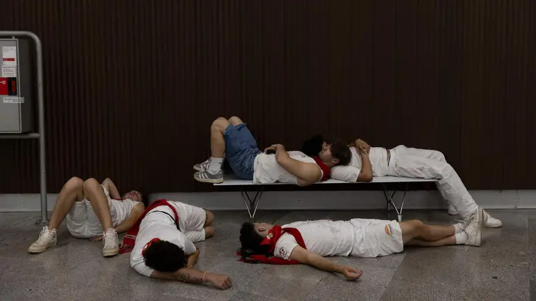 Varias personas duermen en San Fermín. MAITE H.MATEO