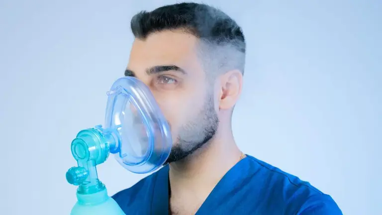 Imagen de archivo de una persona usando una m&aacute;scara de oxigeno. PIXABAY