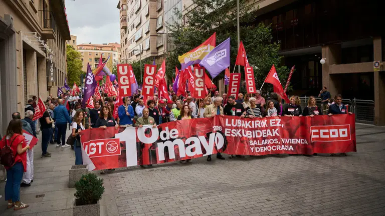 UGT y CCOO se manifiestan con motivo del Primero de Mayo bajo el lema 'Derechos, no trincheras. Salarios, vivienda y democracia'. PABLO LASAOSA