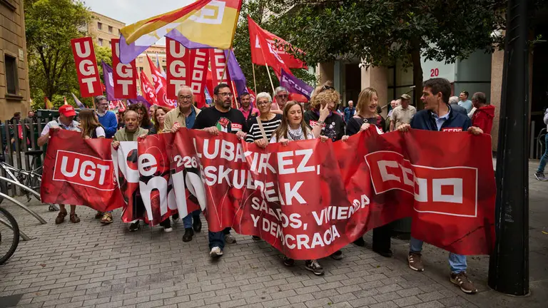 UGT y CCOO se manifiestan con motivo del Primero de Mayo bajo el lema 'Derechos, no trincheras. Salarios, vivienda y democracia'. PABLO LASAOSA