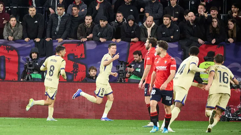 Los jugadores del FC Barcelona celebran el gol de Robert Lewandowski (0-1) durante el partido de La Liga EA Sports entre CA Osasuna y FC Barcelona disputado en el estadio de El Sadar en Pamplona. I&Ntilde;IGO ALZUGARAY