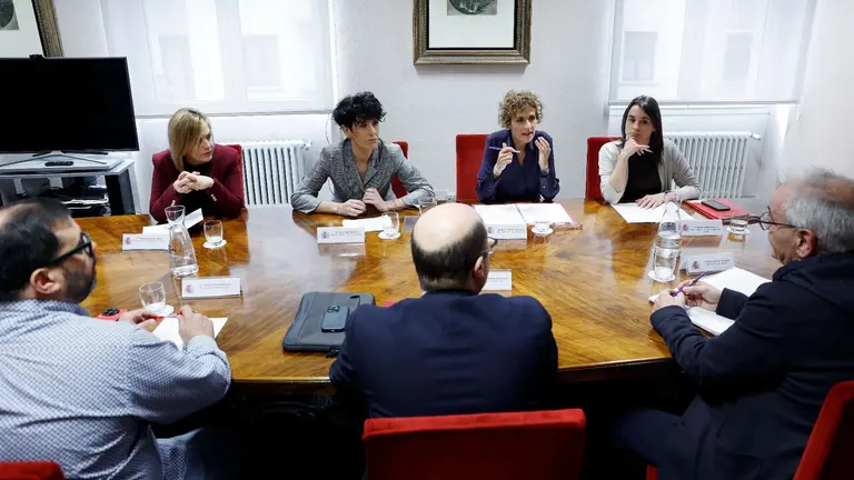 La ministra de Inclusi&oacute;n, Seguridad Social y Migraciones, Elma Saiz (2i), la presidenta del Gobierno foral, Mar&iacute;a Chivite (2d), la Vicepresidenta tercera y consejera de Vivienda, Juventud y Pol&iacute;ticas Migratorias Bego&ntilde;a Alfaro (d) y la delegada del Gobierno en Navarra Alicia Echeverri (i) participan en una jornada sobre regularizaci&oacute;n de migrantes con sindicatos y empresarios. EFE/ Jes&uacute;s Diges