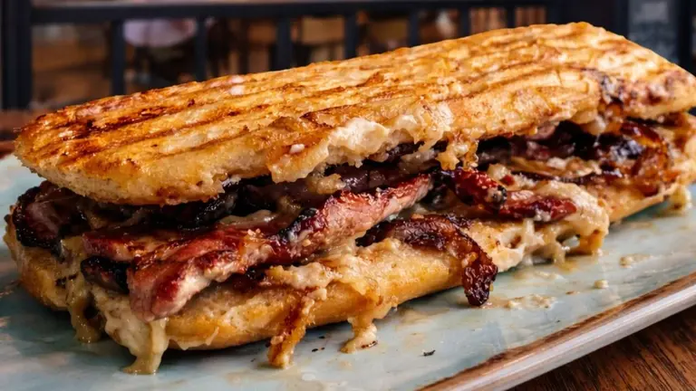 El establecimiento LA GROWLERIA ha sido reconocido con el premio al Mejor Bocadillo de Navarra en el concurso nacional El Mejor Bocata, gracias a su propuesta BOCATAKE IB&Eacute;RICO. CEDIDA
