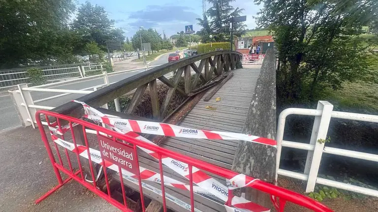 El puente peatonal cerrado junto al polideportivo de la Universidad de Navarra sobre el r&iacute;o Sadar.