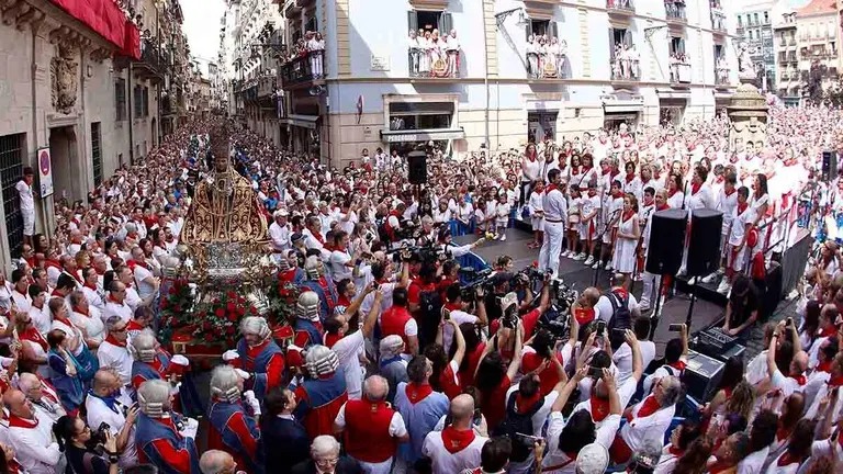 La Coral Santiago interpreta su jota a San Ferm&iacute;n durante una procesi&oacute;n reciente. EFE/ Rodrigo Jim&eacute;nez