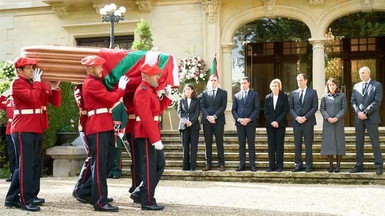 La capilla ardiente con el f&eacute;retro del exlehendakari Carlos Garaikoetxea ha quedado abierta a las 10:00 de este mi&eacute;rcoles en el interior del Palacio de Ajuria Enea de Vitoria. Cubierto parcialmente por una ikurri&ntilde;a, el ata&uacute;d ha sido introducido en el interior del palacio por seis ertzainas despu&eacute;s de que la banda de txisturalis interpretara el himno de la Comunidad Aut&oacute;noma Vasca. EFE/ L. Rico