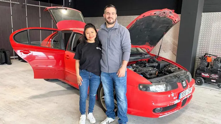 Ana V&aacute;zquez y Aitor Garc&iacute;a en el centro Detailing Pamplona. Navarra.com