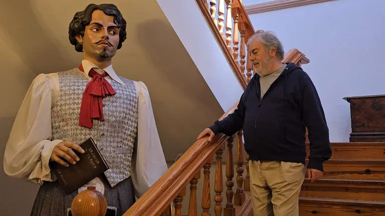 Jos&eacute; Dom&iacute;nguez Gonz&aacute;lvez, sobrino bisnieto de B&eacute;cquer contempla una imagen del c&eacute;lebre poeta. CEDIDA