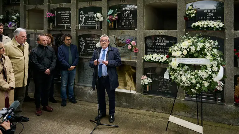 El Ayuntamiento recuerda al concejal de UPN Tom&aacute;s Caballero, asesinado en 1998 por la banda terrorista ETA cuando acud&iacute;a a su trabajo en el Consistorio. PABLO LASAOSA