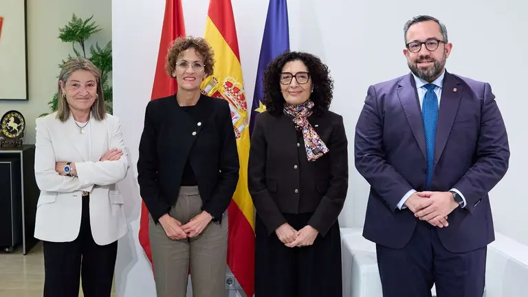 De izda. a dcha.: la presidenta de la Cruz Roja Navarra, Isabel Cadena; la Presidenta Chivite; la presidenta de la Cruz Roja Espa&ntilde;ola, Mar&iacute;a del Mar Pageo; y el vicepresidente Rem&iacute;rez. GOBIERNO DE NAVARRA