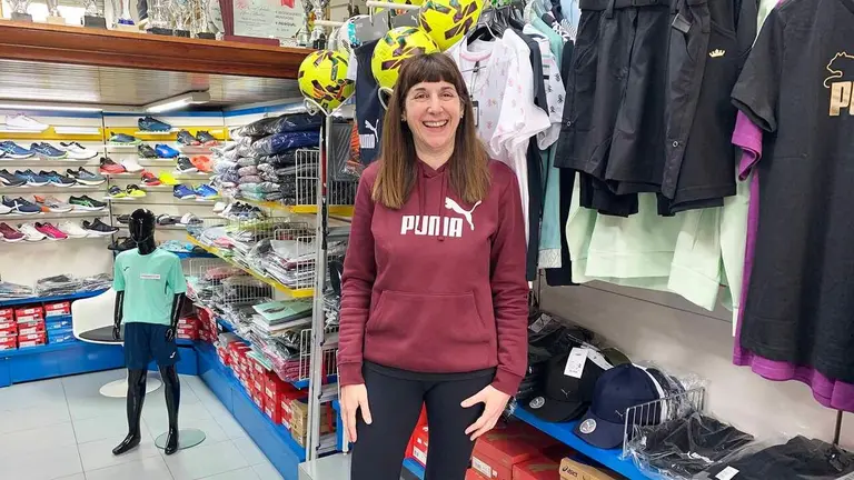 Achen Go&ntilde;i Os&eacute;s en la tienda la boutique del deporte en Tafalla. Navarra.com