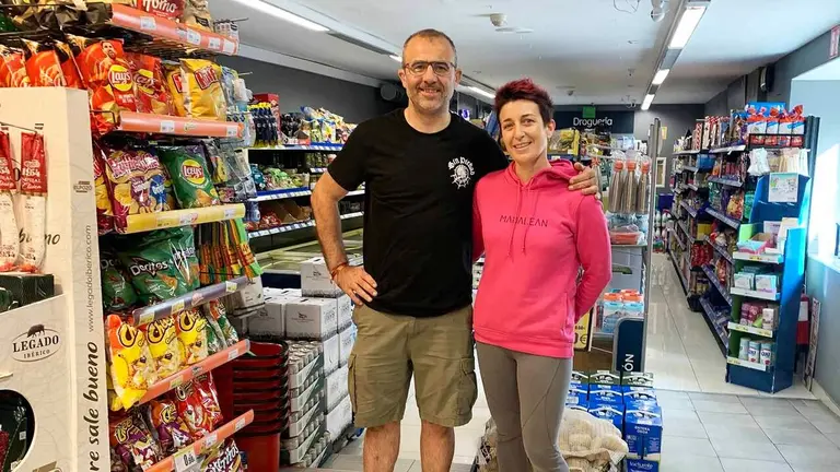David de Gracia y Alicia Carmona en su supermercado de Lumbier. Navarra.com