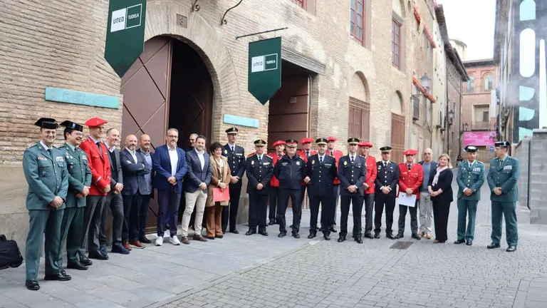 Fotograf&iacute;a de familia de los asistentes al Congreso de Seguridad de la UNED. AYUNTAMIENTO DE TUDELA
