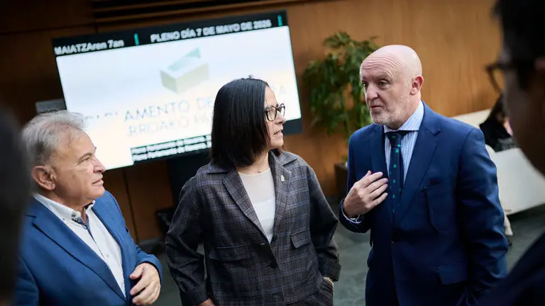 Leticia San Mart&iacute;n y Javier Esparza, de UPN, durante el Pleno del Parlamento de Navarra. PABLO LASAOSA