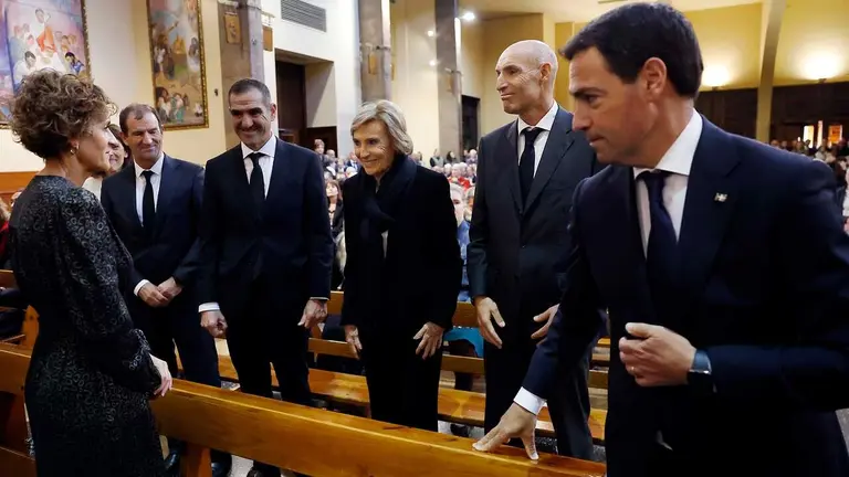 El lehendakari, Imanol Pradales, y la Presidenta de la Comunidad Foral de Navarra Mar&iacute;a Chivite arropan a Sagrario Mina, viuda de Carlos Garaikoetxea durante el funeral por Carlos Garaikoetxea esta tarde en la Parroquia de San Francisco en Pamplona.EFE/ Jes&uacute;s Diges