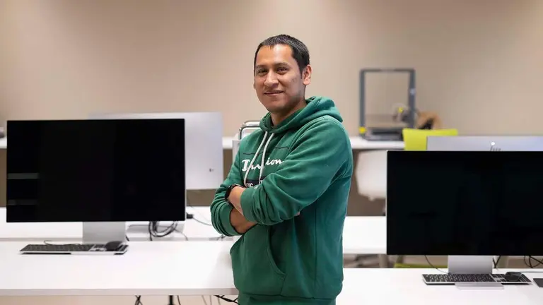 Juan Carlos Quizhpilema Cede&ntilde;o, nuevo doctor por la UPNA, fotografiado en NAIR Center.