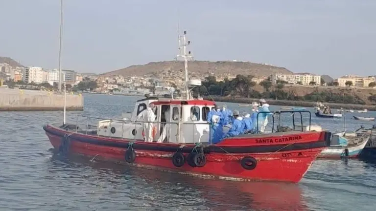 Imagen de la evacuaci&oacute;n de los pasajeros del crucero MV Hondius