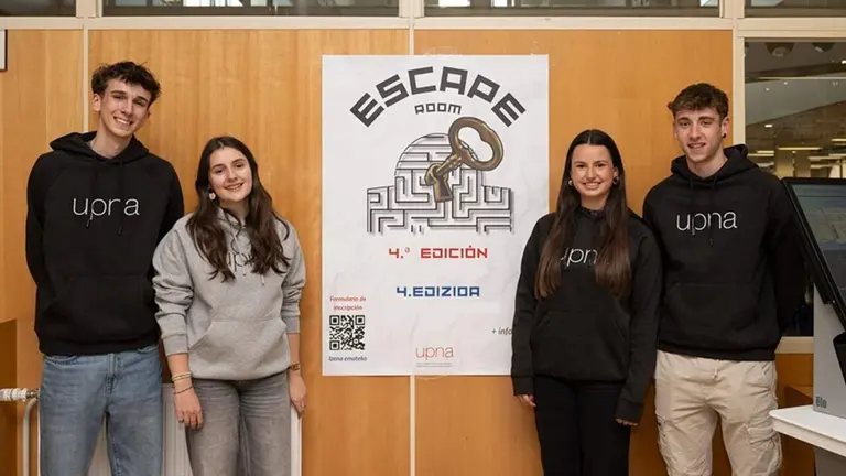 Sergio Pascual, Carmen Sedano, Laura Aldaz y Aimar Garaioa posan en la Biblioteca del campus de Arrosadia. UPNA