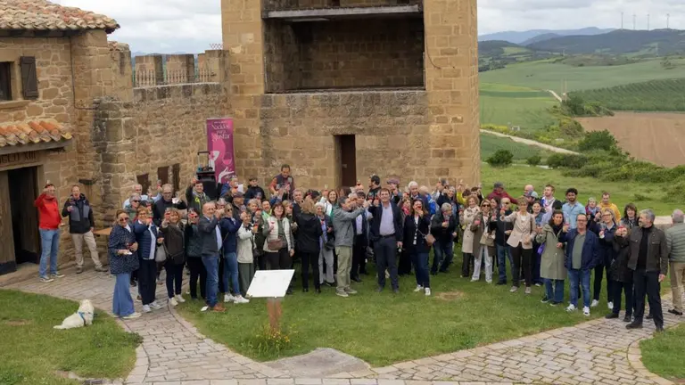 Momento del brindis en el Cerco de Artajona. D.O. NAVARRA