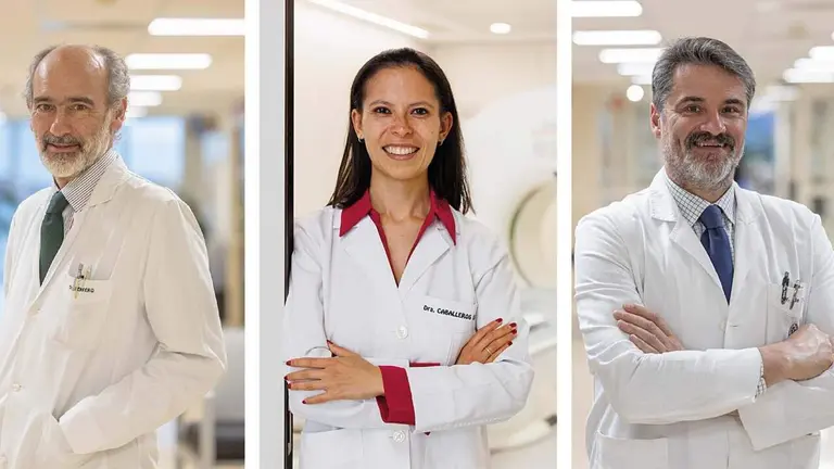 De izquierda a derecha, los doctores Herrero, director de Medicina Interna; Caballeros, especialista en Radiolog&iacute;a; y De Torres, codirector de Neumolog&iacute;a de la Cl&iacute;nica Universidad de Navarra.