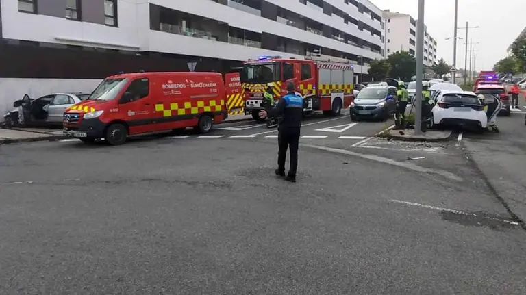 Tres personas trasladadas al hospital tras un aparatoso choque entre dos coches en una rotonda de Mutilva.