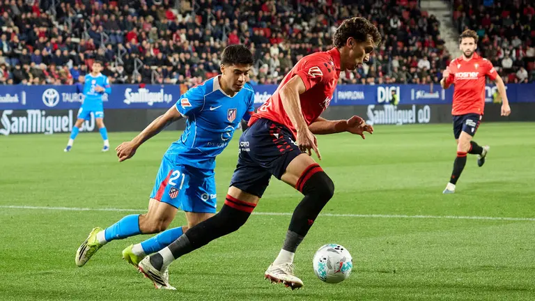 Obed Vargas (21. Atletico Madrid) y Lucas Torr&oacute; (6. CA Osasuna) durante el partido de La Liga EA Sports entre CA Osasuna y Atl&eacute;tico Madrid disputado en el estadio de El Sadar en Pamplona. I&Ntilde;IGO ALZUGARAY