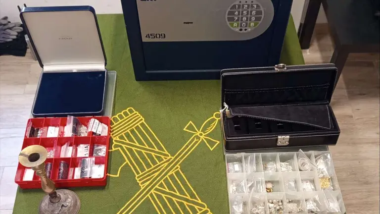 Parte del bot&iacute;n sustra&iacute;do en Pamplona. GUARDIA CIVIL