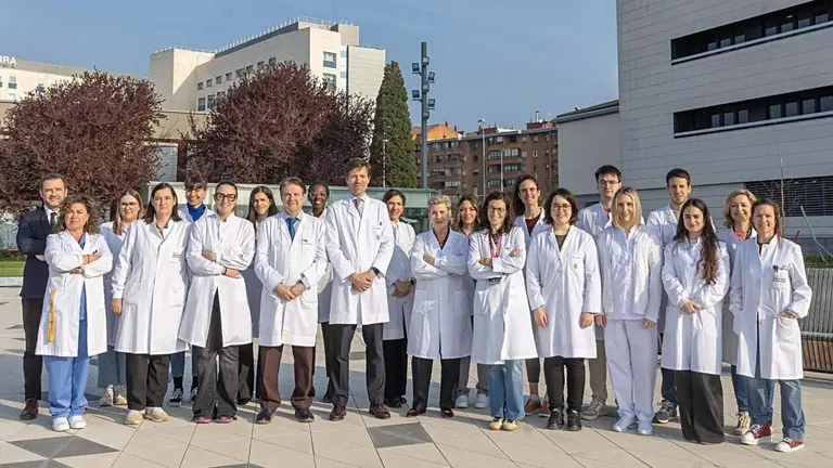 Especialistas, enfermeras, investigadores y otros profesionales del CCUN implicados en el ensayo cl&iacute;nico para ni&ntilde;os y adultos j&oacute;venes con tumores cerebrales.