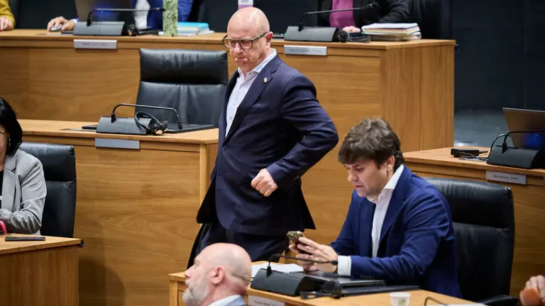 Carlos Gimeno, consejero de Educaci&oacute;n, junto a Pablo Azcona, de Geroa Bai, durante el Pleno del Parlamento de Navarra. PABLO LASAOSA
