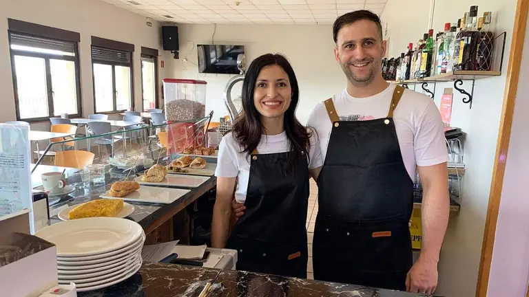 Mileyde Dayane y Josecho Gonz&aacute;lez en el bar del centro c&iacute;vico de Mendigorr&iacute;a. Navarra.com
