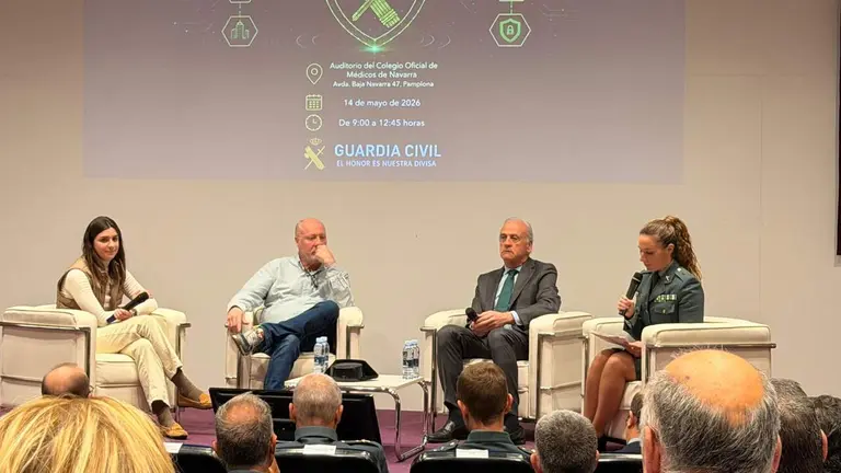 Empresarios y Guardia Civil intervienen en el encuentro celebrado en el Colegio de M&eacute;dicos de Navarra. GUARDIA CIVIL