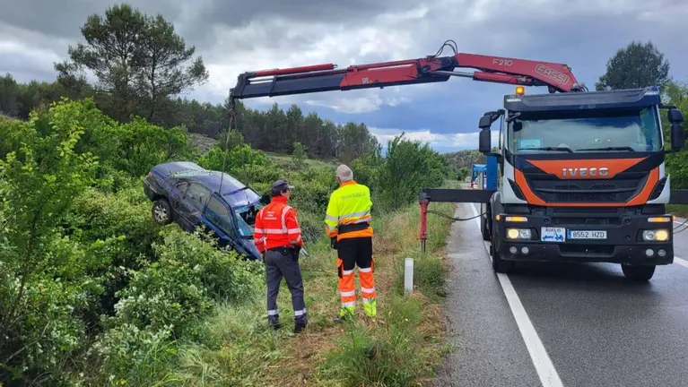 Momento en el que la gr&uacute;a trata de 'pescar' el veh&iacute;culo accidentado. POLIC&Iacute;A FORAL