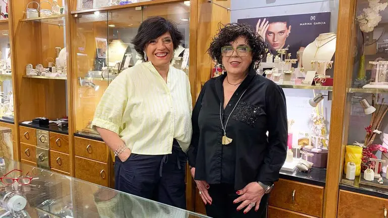 Las hermanas Llorente en la joyer&iacute;a que lleva su apellido en Tafalla. Navarra.com