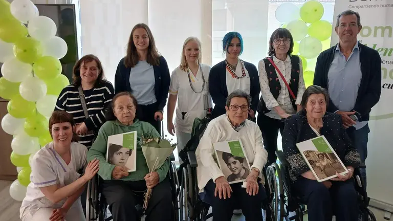 Entrega de los libros de la iniciativa de DomusVi. CEDIDA